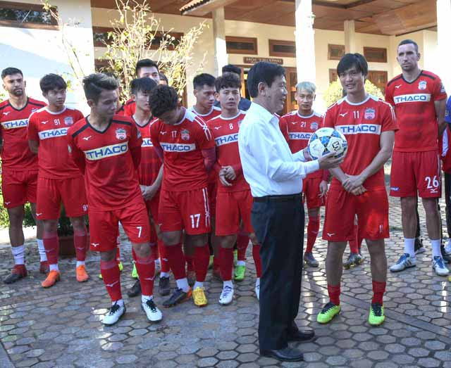 Đội trưởng Nguyễn Tuấn Anh của CLB HA.GL tặng Thứ trưởng Bộ Công an Nguyễn Văn Sơn quả bóng có chữ kí của các cầu thủ. Ảnh: Minh Trần