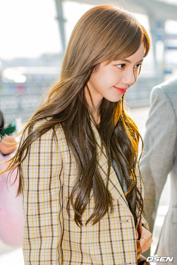  Ngày 20.1, Lisa - BlackPink xuất hiện tại sân bay quốc tế Incheon để sang Trung Quốc tiếp tục quay chương trình Thanh xuân có bạn mùa 2.
