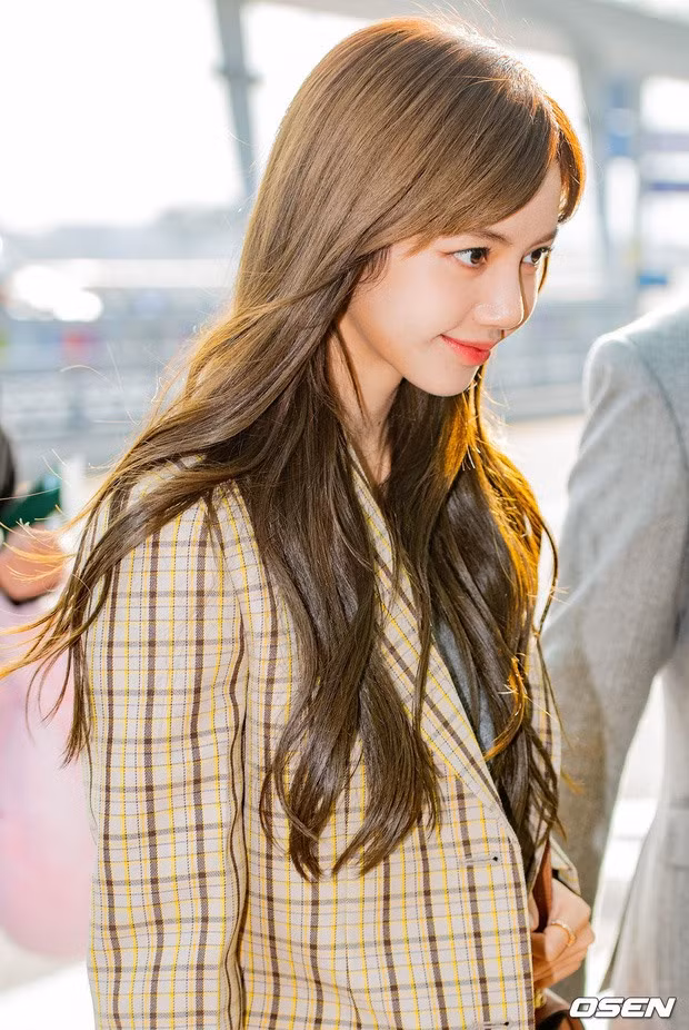  Ngày 20.1, Lisa - BlackPink xuất hiện tại sân bay quốc tế Incheon để sang Trung Quốc tiếp tục quay chương trình Thanh xuân có bạn mùa 2.