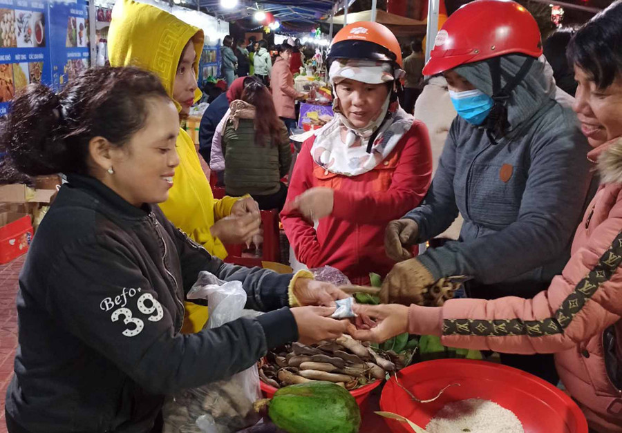 Các sản phẩm trưng bày tại phiên chợ nông sản. Ảnh: Hà Phương