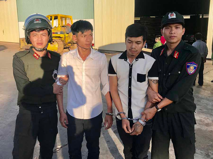 Lực lượng Cảnh sát Cơ động bắt giữ các đối tượng vận chuyển thuốc lá lậu. Ảnh: V.N