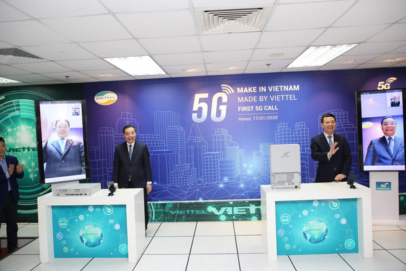 Hai Bộ trưởng Thông tin và Truyền thông, Khoa học và Công nghệ thực hiện cuộc gọi video call 5G đầu tiên trên thiết bị hạ tầng do Việt Nam sản xuất, Ảnh: L.SƠN