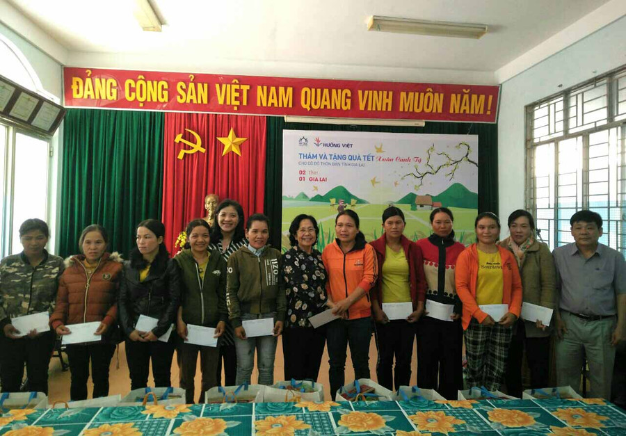Giáo sư, bác sĩ Nguyễn Thị Ngọc Phượng (giữa) trao quà cho các cô đỡ thôn bản tại Gia Lai. Ảnh: Như Nguyện