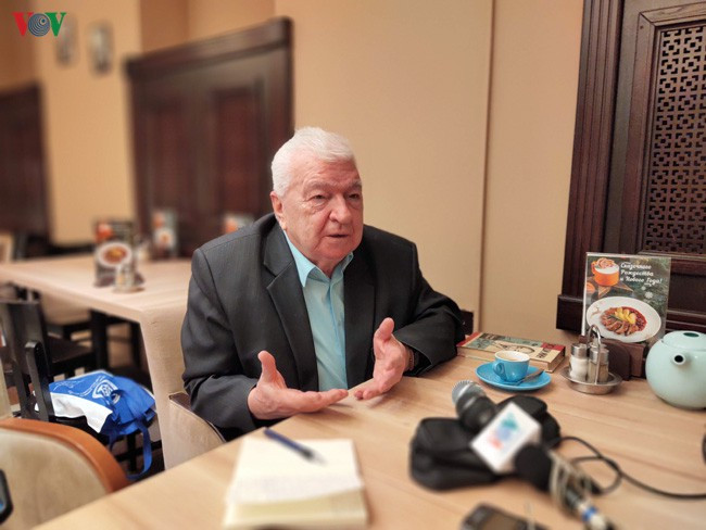 Tiến sĩ sử học Evgeny Kobelev trả lời phỏng vấn của phóng viên VOV Tiến sĩ sử học Evgeny Kobelev trả lời phỏng vấn của phóng viên VOV