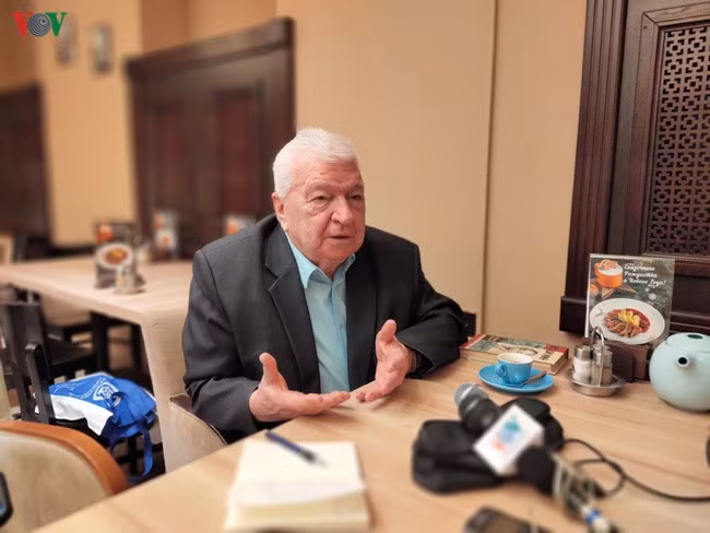  Tiến sĩ sử học Evgeny Kobelev trả lời phỏng vấn của phóng viên VOV