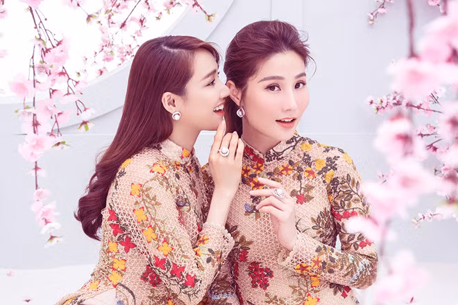 Nhã Phương - Diễm My 9X lần đầu chụp chung bộ ảnh đón xuân