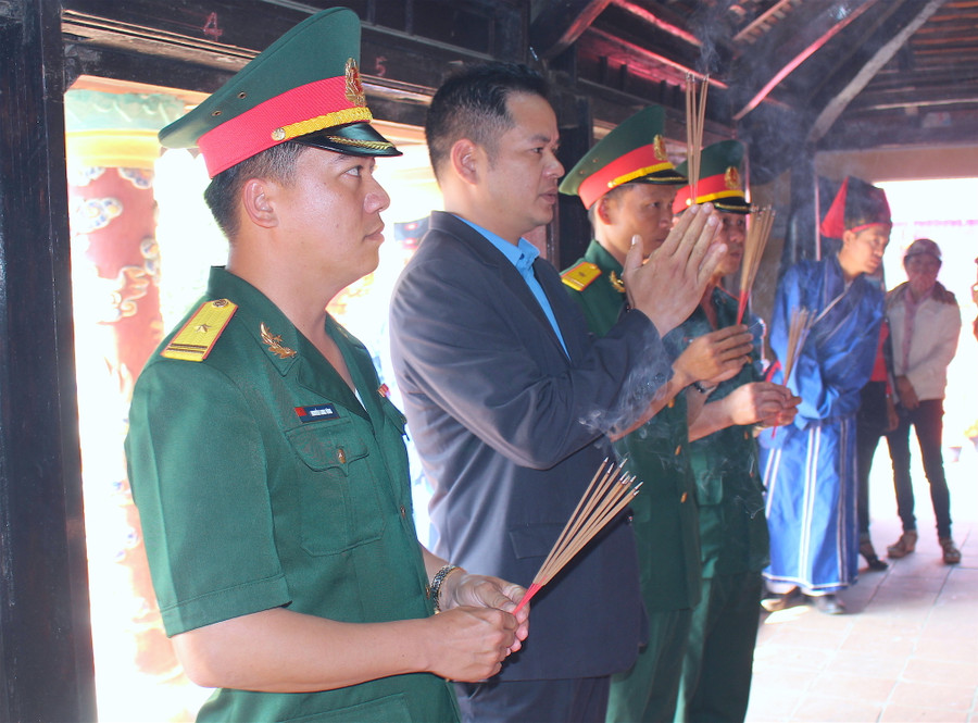 Đại diện lực lượng quân đội dâng hương tưởng niệm Tây Sơn tam kiệt. Ảnh: Hồng Thi