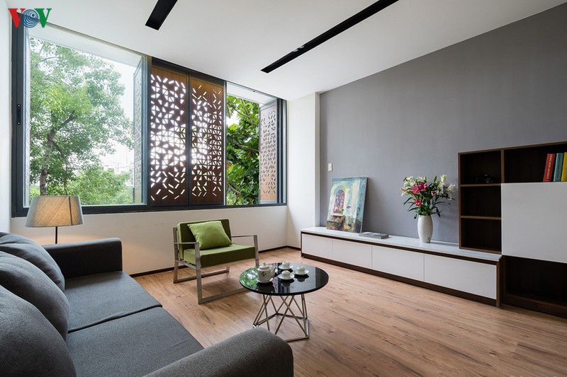 Không gian phía trước ở tầng 2 là phòng sinh hoạt chung của gia đình. Cửa sổ mở ra đường phố đầy cây xanh. Không gian phía trước ở tầng 2 là phòng sinh hoạt chung của gia đình. Cửa sổ mở ra đường phố đầy cây xanh.