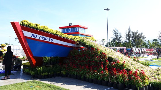 Đặc biệt, bên cạnh còn có công trình trưng bày chiếc tàu mang số hiệu BĐ 2020 TS chở hoa tươi đang vươn khơi với những chú cá ngừ đại dương, thể hiện thế mạnh và tiềm năng phát triển kinh tế biển của tỉnh Bình Định… Đặc biệt, bên cạnh còn có công trình trưng bày chiếc tàu mang số hiệu BĐ 2020 TS chở hoa tươi đang vươn khơi với những chú cá ngừ đại dương, thể hiện thế mạnh và tiềm năng phát triển kinh tế biển của tỉnh Bình Định…