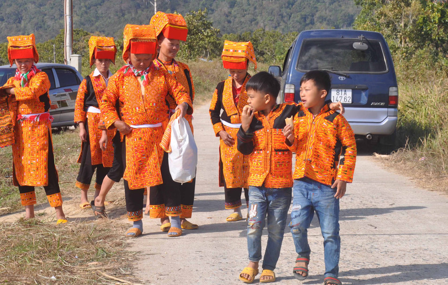 Cùng nhau đi chúc Tết trong trang phục dân tộc mình. Ảnh: Hoành Sơn Cùng nhau đi chúc Tết trong trang phục dân tộc mình. Ảnh: Hoành Sơn