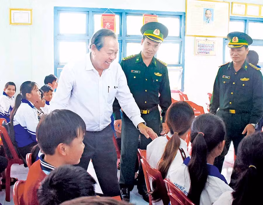 Phó Thủ tướng Thường trực Chính phủ Trương Hòa Bình (áo trắng) thăm hỏi, động viên các em học sinh tại buổi tặng xe đạp. Ảnh: M.T Phó Thủ tướng Thường trực Chính phủ Trương Hòa Bình (áo trắng) thăm hỏi, động viên các em học sinh tại buổi tặng xe đạp. Ảnh: M.T