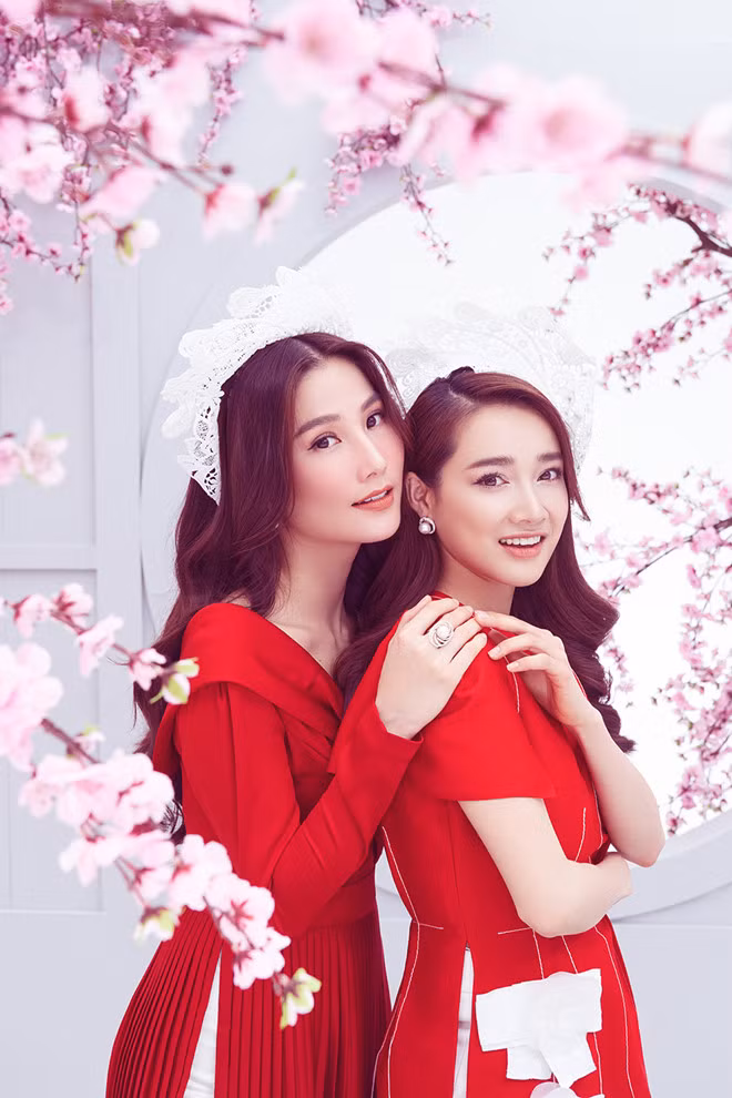 Tổng thể bộ ảnh thể hiện những đường nét phóng khoáng và đầy dịu dàng của hai mỹ nhân Việt