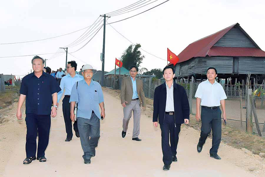 Bí thư Tỉnh ủy Dương Văn Trang (thứ 2 từ phải sang) cùng đoàn công tác tham quan làng Trớ (xã Chư A Thai, huyện Phú Thiện). Ảnh: Đ.T 