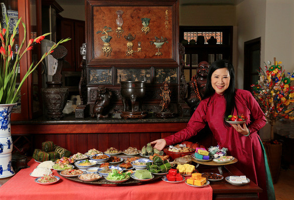 Nghệ nhân ẩm thực Hồ Thị Hoàng Anh giới thiệu mâm cỗ miền Trung - Ảnh: NVCC