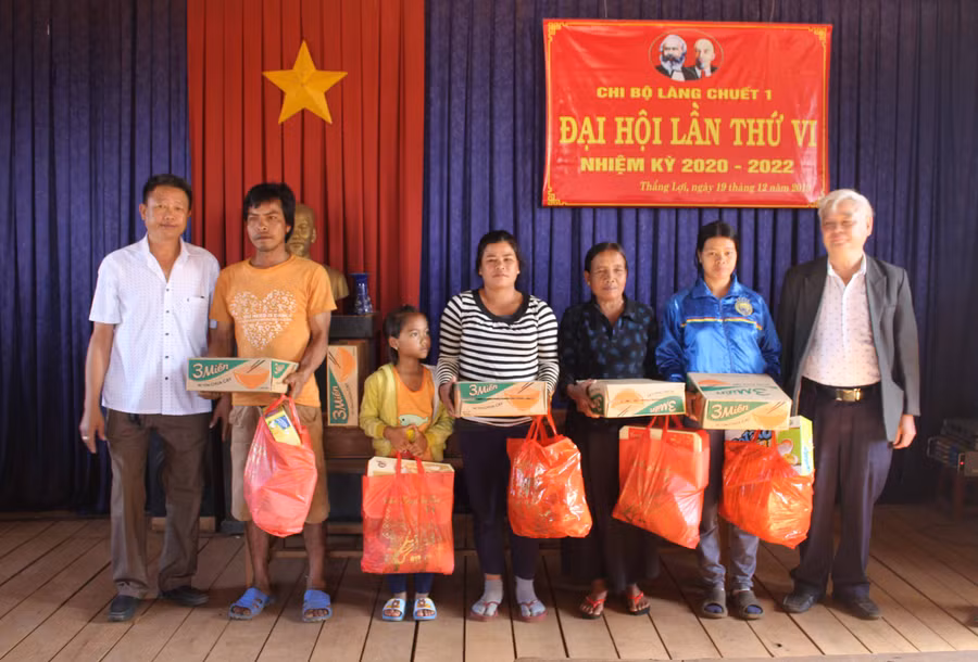  Đại diện Công ty Cổ phần Gold Game Gia Lai tặng quà cho người dân làng Chuét 1. Ảnh Thủy Bình 