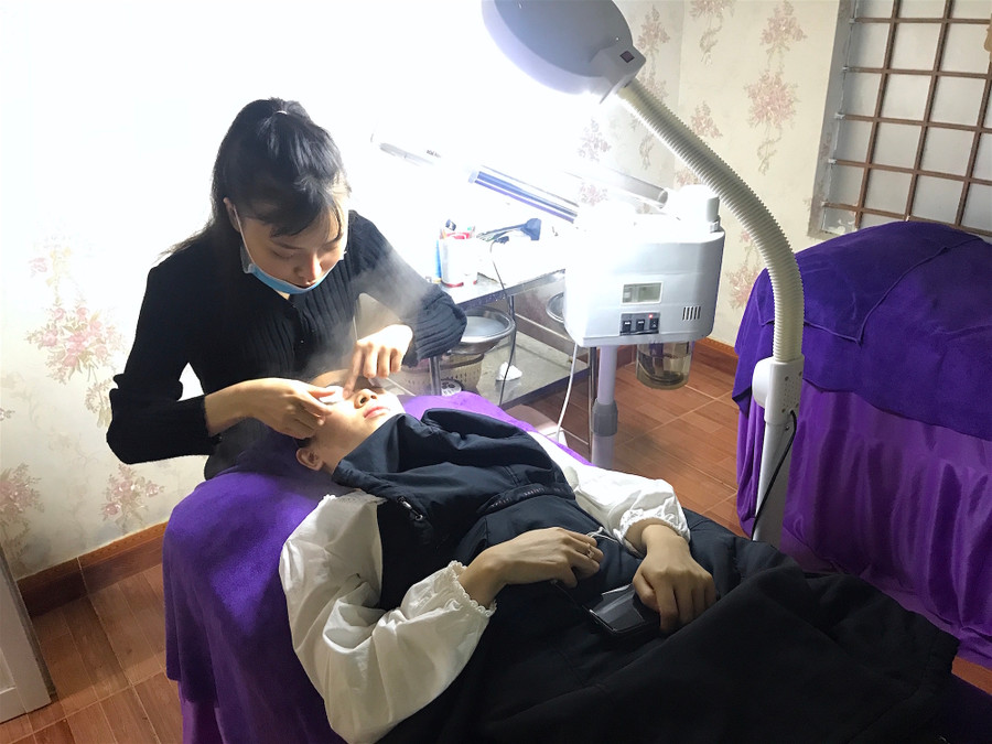 Khách hàng chăm sóc da mặt tại Home Spa để chuẩn bị đón Tết. Ảnh: Mộc Trà