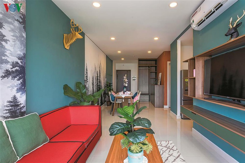 Để khắc phục hạn chế của diện tích khiêm tốn; đồng thời muốn đem lại cho không gian sống một sự khoáng đạt, mới mẻ, gần gũi thiên nhiên, kiến trúc sư đã đưa ra ý tưởng dùng phong cách “Tropical” – lấy cảm hứng từ rừng nhiệt đới.