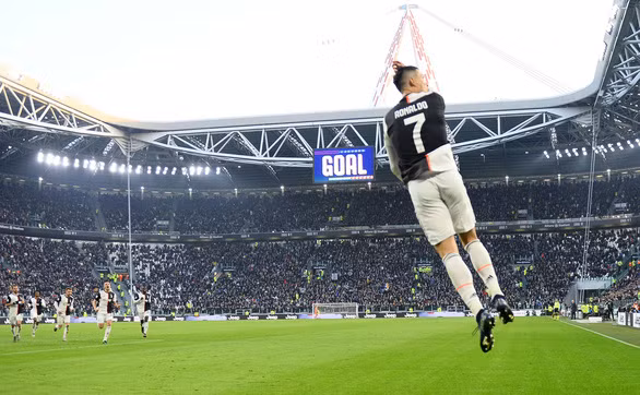 Ronaldo ăn mừng bàn nâng tỉ số lên 2-0 cho Juventus - Ảnh: REUTERS