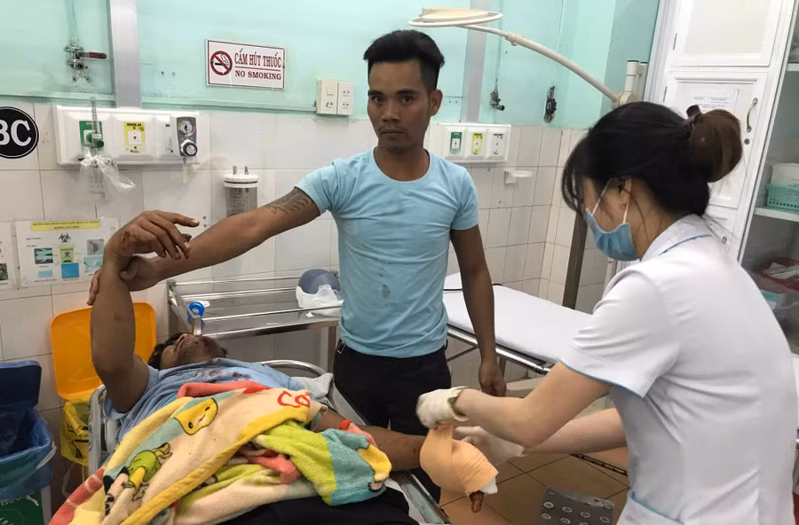 Các nhân viên y tế đang tiến hành cấp cứu cho Dư. Ảnh: Văn Ngọc 