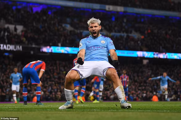 Niềm vui của Aguero sau khi nâng tỉ số lên 2-1 cho M.C - Ảnh: GETTY IMAGES