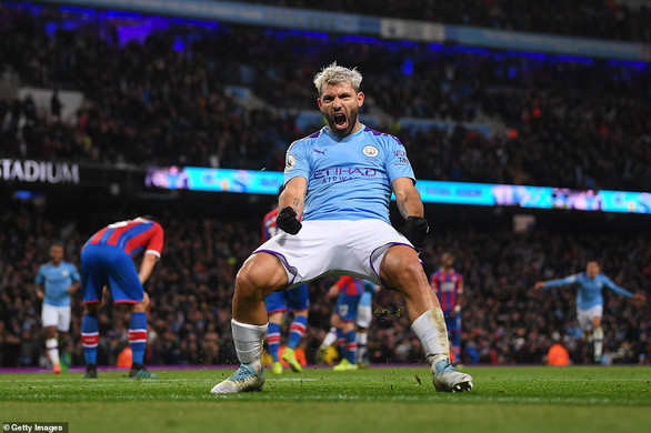 Niềm vui của Aguero sau khi nâng tỉ số lên 2-1 cho M.C - Ảnh: GETTY IMAGES