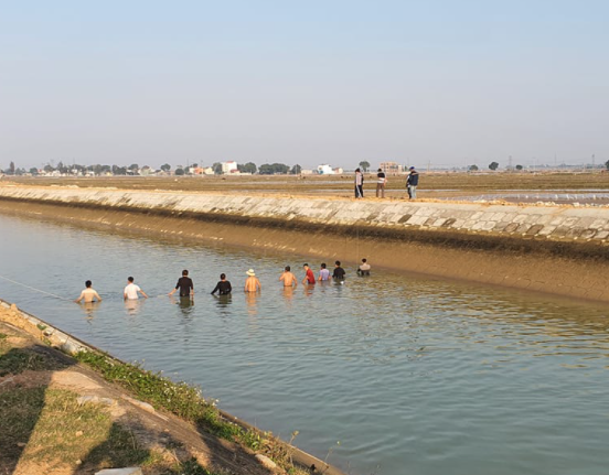 Người dân tìm kiếm 1 bé trai bị đuối nước ở Nghệ An đầu năm 2021 - Ảnh: FACEBOOK