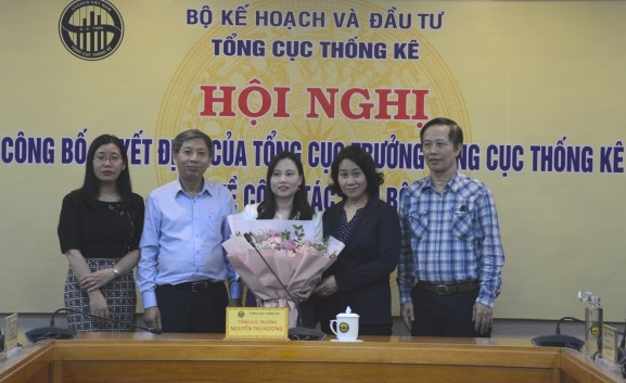  Đồng chí Nguyễn Thị Hương, Tổng cục trưởng Tổng cục Thống kê trao quyết định và chúc mừng đồng chí Phí Thị Hương Nga.