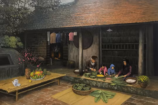 Gia đình quây quần gói bánh chưng trong bức 