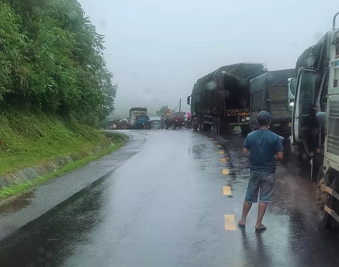 Vụ việc khiến giao thông trên Quốc lộ 26 ùn tắc nhiều giờ. Ảnh: Sơn Phạm