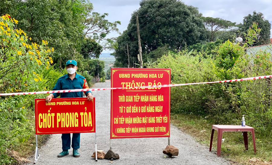Chốt kiểm soát phòng-chống dịch trên đường Bùi Đình Túy (làng Ốp, phường Hoa Lư). Ảnh: Như Nguyện Chốt kiểm soát phòng-chống dịch trên đường Bùi Đình Túy (làng Ốp, phường Hoa Lư). Ảnh: Như Nguyện