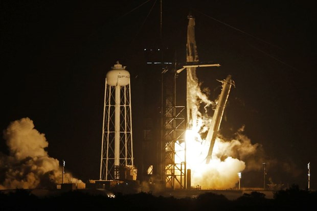 Tên lửa đẩy Falcon 9 ráp nối với tàu vũ trụ Endurance của SpaceX rời bệ phóng. Nguồn: Reuters Tên lửa đẩy Falcon 9 ráp nối với tàu vũ trụ Endurance của SpaceX rời bệ phóng. Nguồn: Reuters