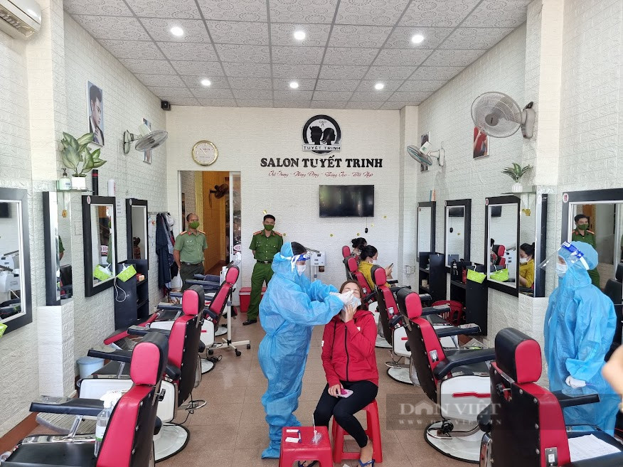 Lực lượng y tế xét nghiệm nhanh SARS-CoV-2 tại cơ sở cắt tóc, gội đầu Tuyết Trinh. Ảnh: Phương Hằng
