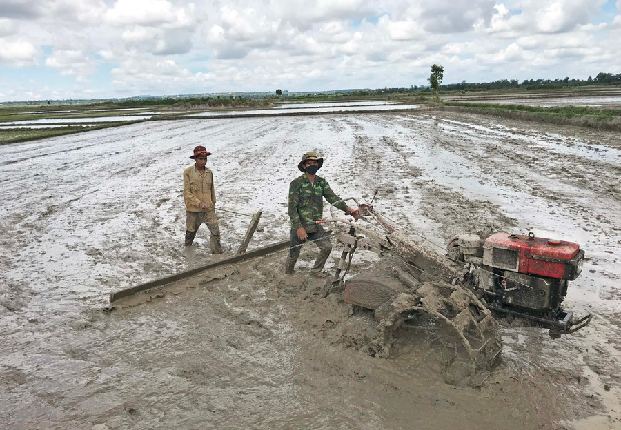 Nông dân Chư Prông chuẩn đất sản xuất vụ Đông Xuân 2021-2022. Ảnh: Nguyễn Diệp
