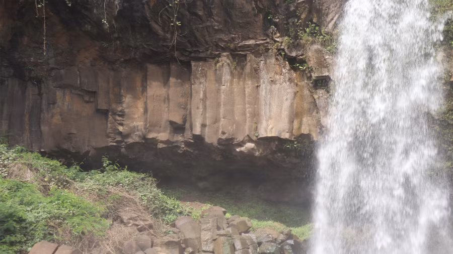 Vách đá thẳng đứng và lõm sâu vào phía trong như một hang động. Ảnh: Sầm Ánh