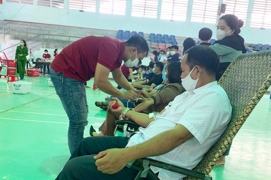 Đông đảo cán bộ, công chức, người lao động tại thị xã Ayun Pa tham gia hiến máu tình nguyện. Ảnh: Vũ Chi