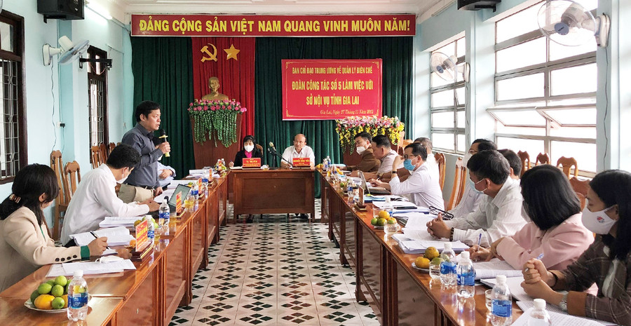 Nhiều ý kiến trao đổi tại buổi làm việc. Ảnh: Anh Huy