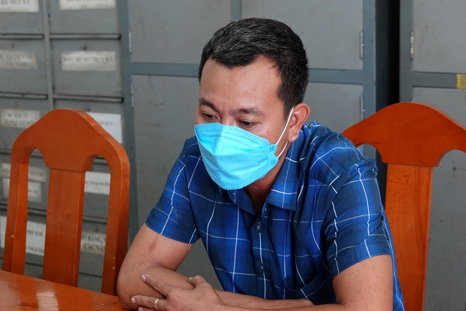 Nghi can Lê Anh Tuấn (40 tuổi, ngụ tỉnh Quảng Bình) tại cơ quan điều tra. Ảnh Như Ý