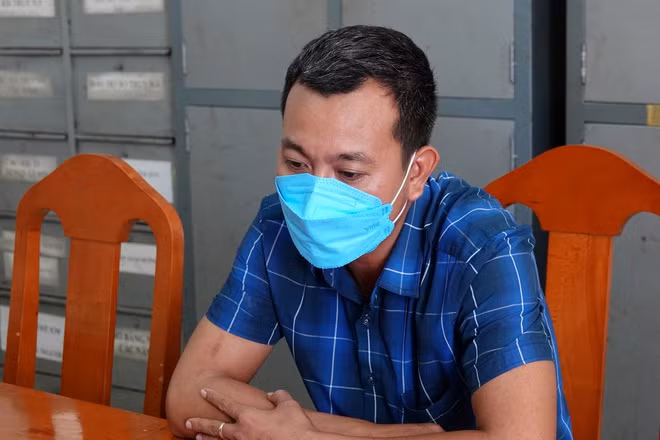 Nghi can Lê Anh Tuấn (40 tuổi, ngụ tỉnh Quảng Bình) tại cơ quan điều tra. Ảnh Như Ý Nghi can Lê Anh Tuấn (40 tuổi, ngụ tỉnh Quảng Bình) tại cơ quan điều tra. Ảnh Như Ý