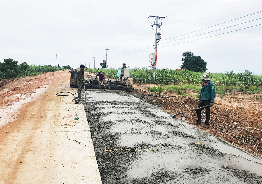 Thi công đường liên huyện Phú Thiện-Ia Pa. Ảnh: Quang Tấn