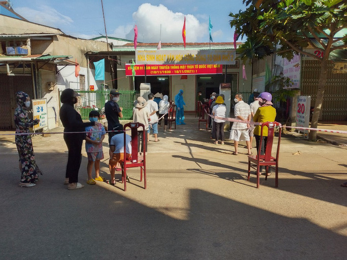 Lấy mẫu xét nghiệm cho người dân trong khu vực có ổ dịch