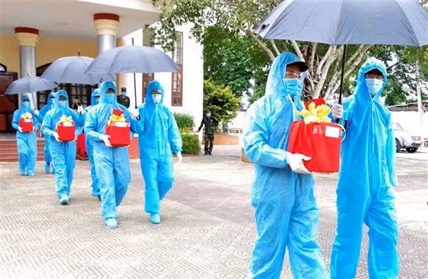 Đưa tro cốt các nạn nhân tử vong vì COVID-19 về bàn giao cho các gia đình. (Ảnh: Bộ chỉ huy quân sự tỉnh Sóc Trăng cung cấp)