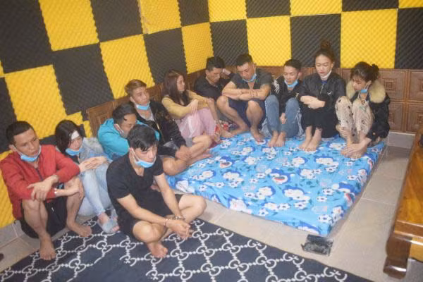 11 đối tượng bị bắt quả tang khi đang sử dụng trái phép chất ma túy tại nhà của Phùng Đình Huấn. Ảnh: Lê Anh