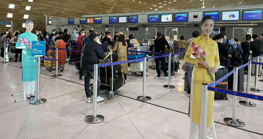 Hành khách trên chuyến bay thí điểm hộ chiếu vắc xin từ Pháp về Việt Nam cuối tháng 9.2021. Ảnh: MINH TUẤN