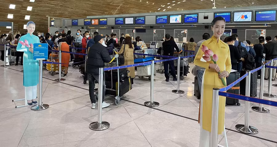 Hành khách trên chuyến bay thí điểm hộ chiếu vắc xin từ Pháp về Việt Nam cuối tháng 9.2021. Ảnh: MINH TUẤN