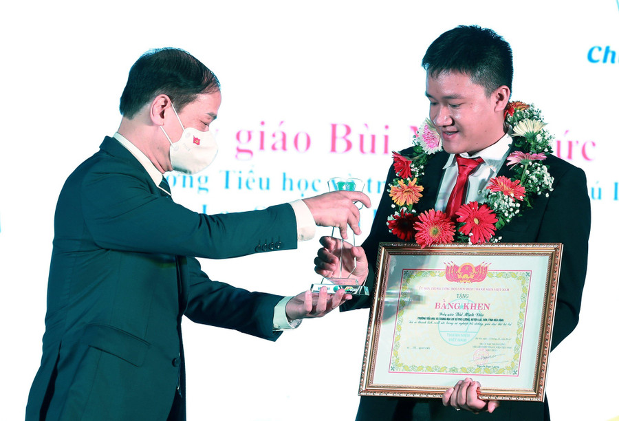 Ông Phạm Tất Thắng trao biểu trưng cho giáo viên được tuyên dương. Ảnh: Bảo Anh Ông Phạm Tất Thắng trao biểu trưng cho giáo viên được tuyên dương- Ảnh: Bảo Anh