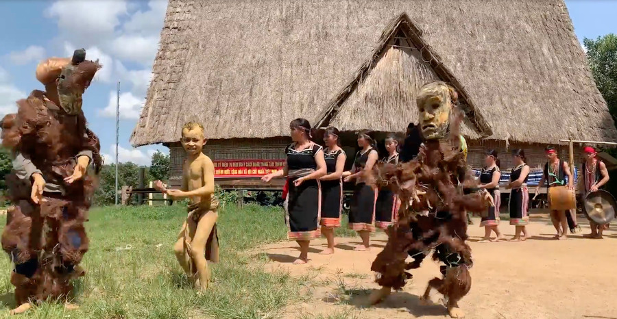 Các bram (người làm trò hề) tạo điểm nhấn cho phần thi của đội cồng chiêng làng Kon Sơ Lăl (xã Hà Tây, huyện Chư Păh). Ảnh: Thủy Bình