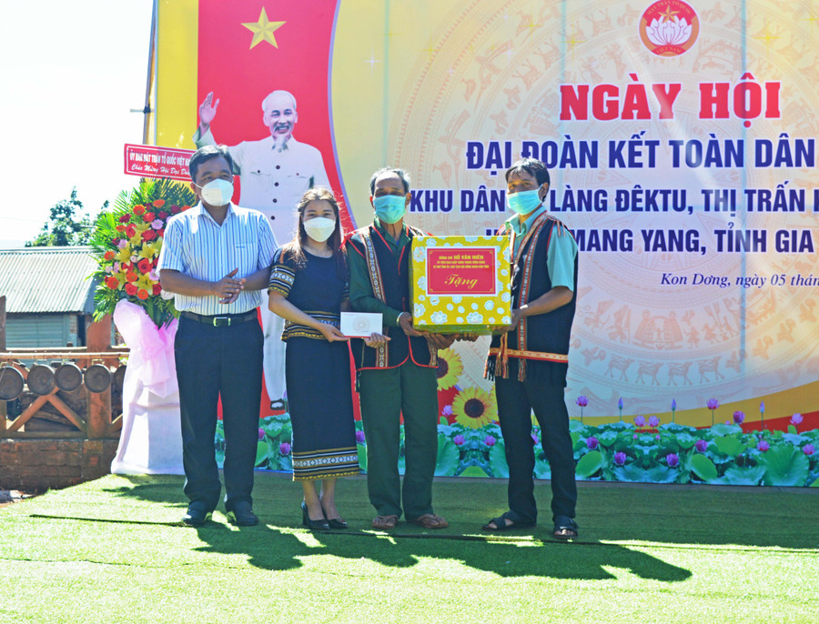 Bí thư Tỉnh ủy trao phần quà cá nhân cho cán bộ, Nhân dân làng Đê Ktu. Ảnh: Anh Huy