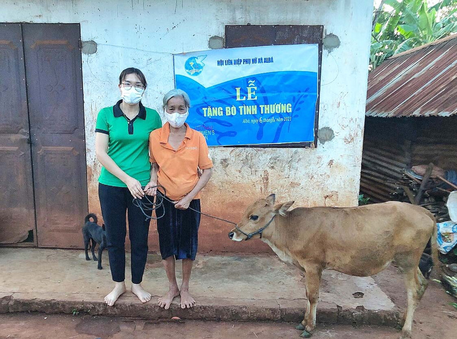 Hội Liên hiệp phụ nữ xã Al Bá (huyện Chư Sê) tặng bò cho hội viên nghèo. Ảnh: Minh Châu