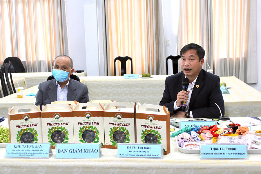 Ban giám khảo đánh giá, góp ý cho các dự án, ý tưởng tham gia cuộc thi ý tưởng sáng tạo khởi nghiệp lần thứ V. Ảnh: Phan Lài Ban giám khảo đánh giá, góp ý cho các dự án, ý tưởng tham gia cuộc thi ý tưởng sáng tạo khởi nghiệp lần thứ V. Ảnh: Phan Lài