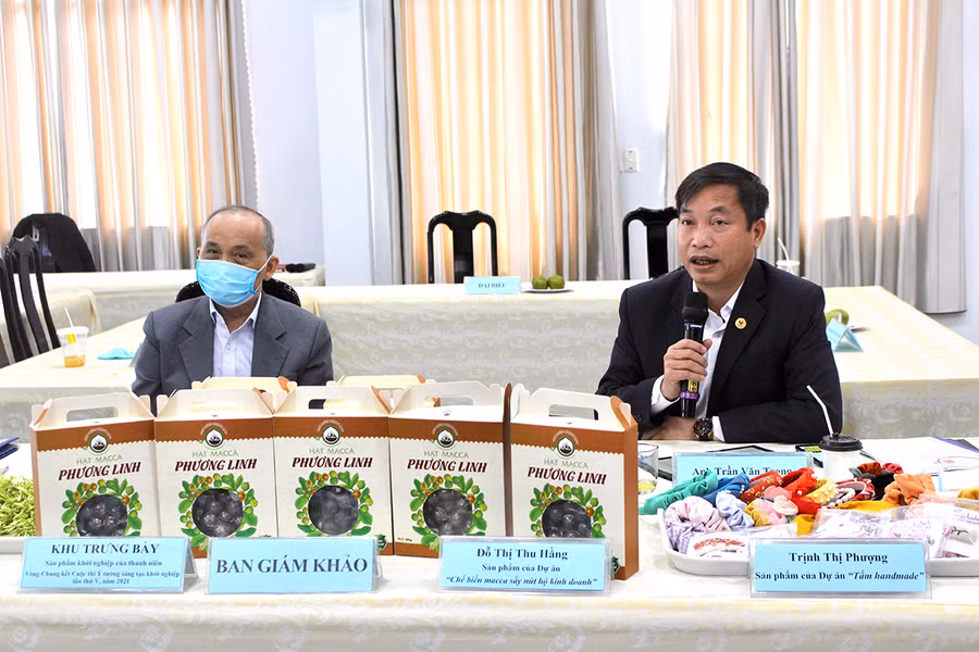  Ban giám khảo đánh giá, góp ý cho các dự án, ý tưởng tham gia cuộc thi ý tưởng sáng tạo khởi nghiệp lần thứ V. Ảnh: Phan Lài